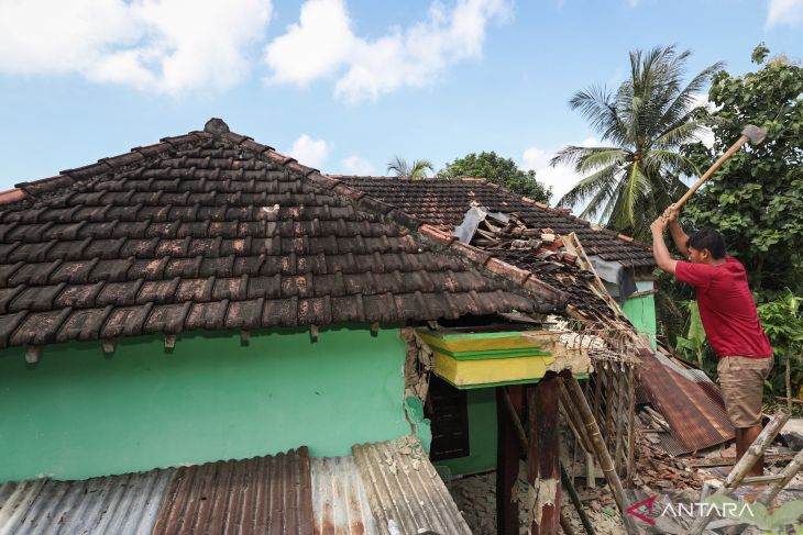 Pemerintah bantu renovasi rumah korban gempa di Bawean
