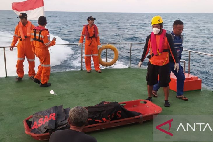 Evakuasi ABK KM Surya Hasil Laut-22 korban Kecelakaan kapal terbakar
