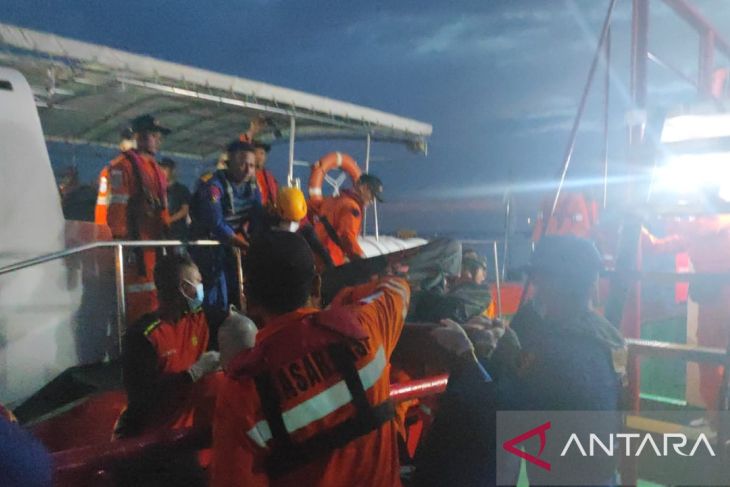 Evakuasi ABK KM Surya Hasil Laut-22 korban Kecelakaan kapal terbakar