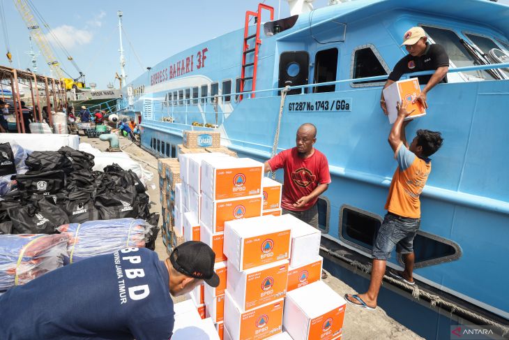 Pengiriman bantuan korban gempa bumi di Pulau Bawean