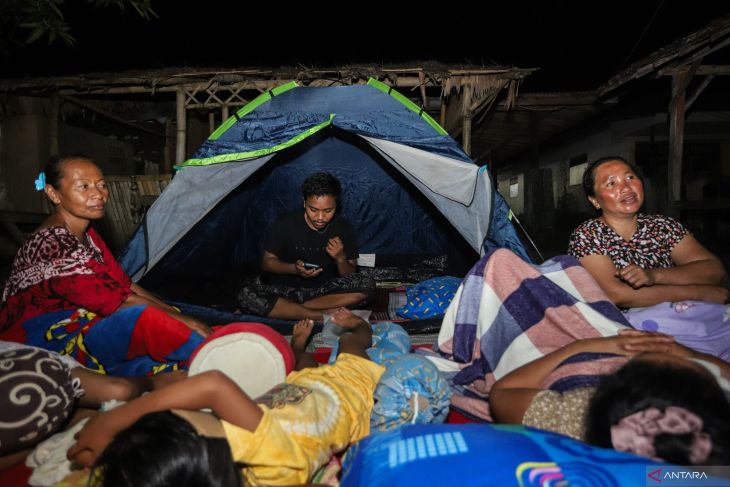 Warga korban gempa bumi mengungsi di halaman rumah