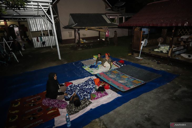 Warga korban gempa bumi mengungsi di halaman rumah