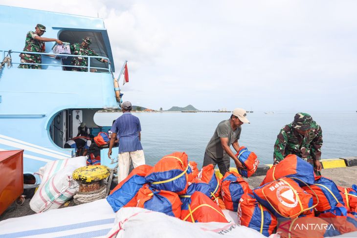 Bantuan logistik untuk korban gempa di Pulau Bawean
