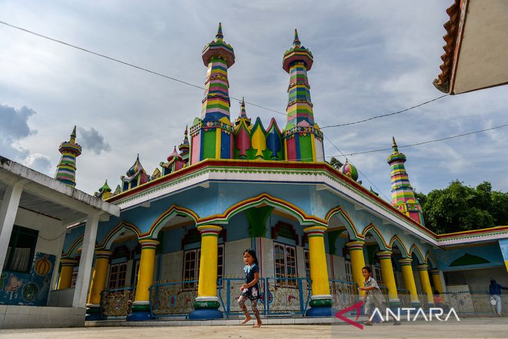 Masjid warna warni di Kabupaten Garut
