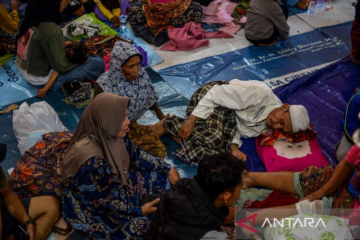Pengungsi bencana longsor di Kabupaten Bandung Barat