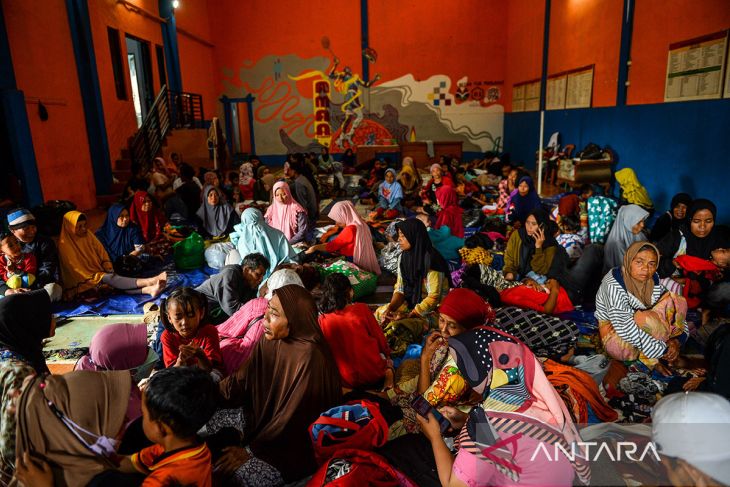 Pengungsi bencana longsor di Kabupaten Bandung Barat