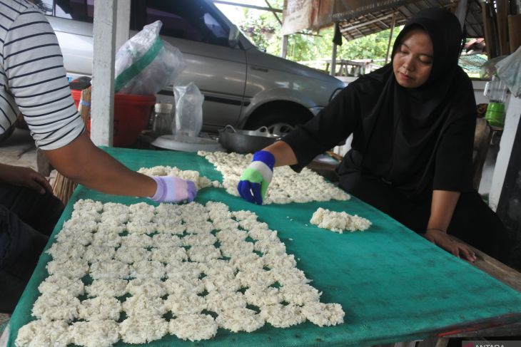 Produksi rengginang meningkat di Situbondo