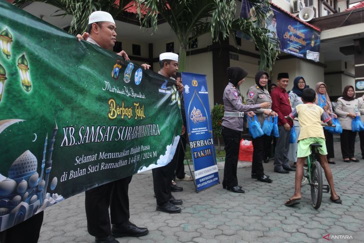 KB Samsat Surabaya Utara bagi takjil