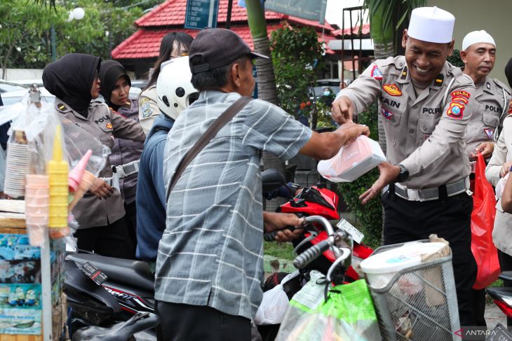 KB Samsat Surabaya Utara bagi takjil