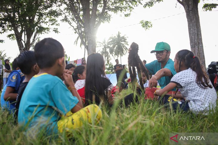 Relawan hibur anak-anak terdampak gempa Bawean