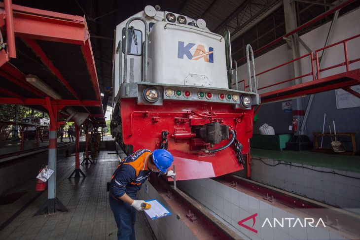 Pemeriksaan lokomotif jelang mudik Lebaran