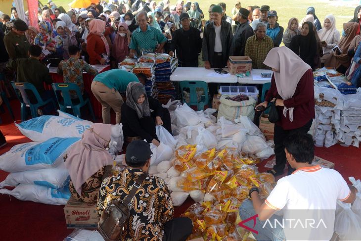 FOTO - Warga antre pangan murah di Aceh