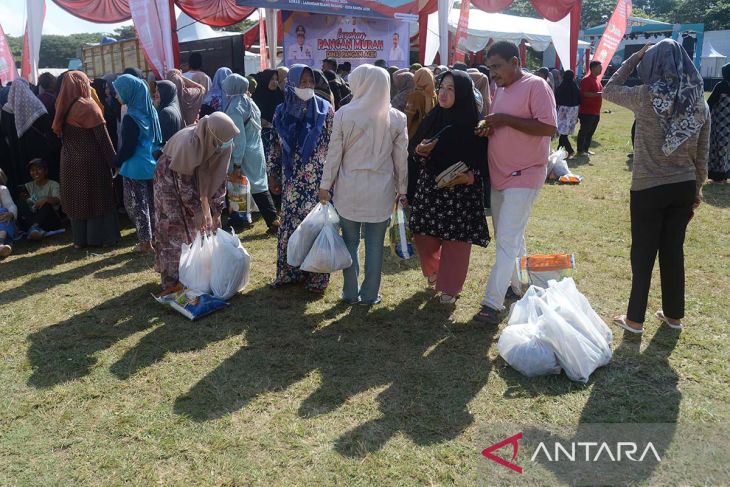 FOTO - Warga antre pangan murah di Aceh