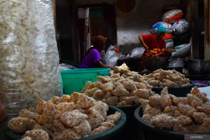 Produksi kue manco jelang lebaran di Madiun