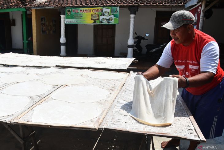 Produksi kue manco jelang lebaran di Madiun