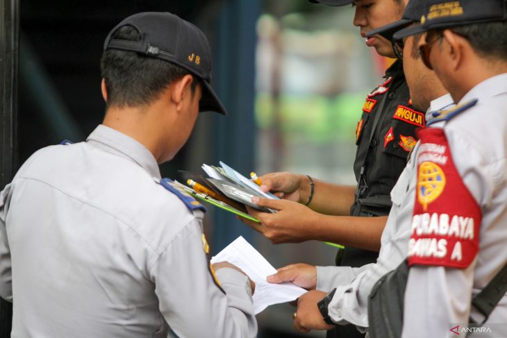 Pemeriksaan kelaikan bus di Terminal Purabaya