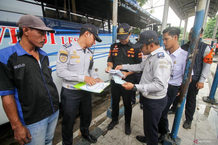 Pemeriksaan kelaikan bus di Terminal Purabaya