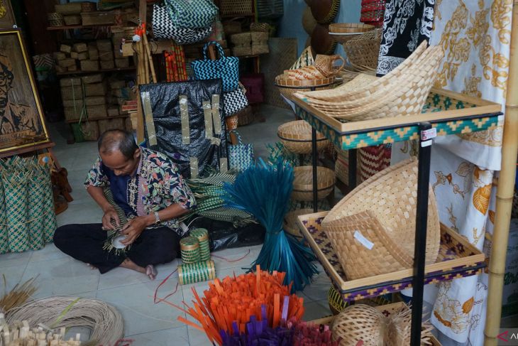 Kerajinan stoples anyaman bambu di Tulungagung