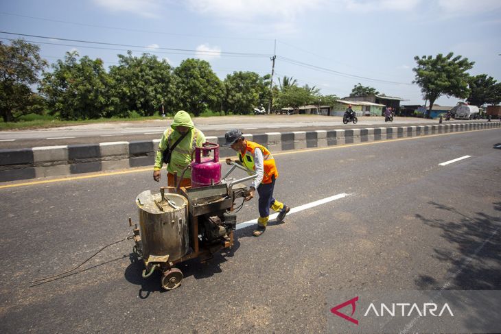 Pengecatan marka jalan Pantura