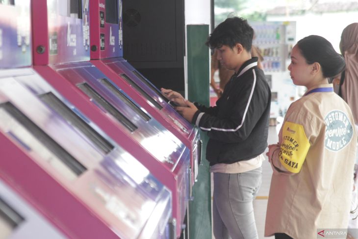 Penjualan tiket kereta angkutan lebaran di stasiun Malang