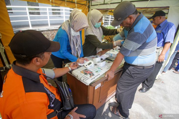 Pemeriksaan kesehatan supir bus di Terminal Purabaya