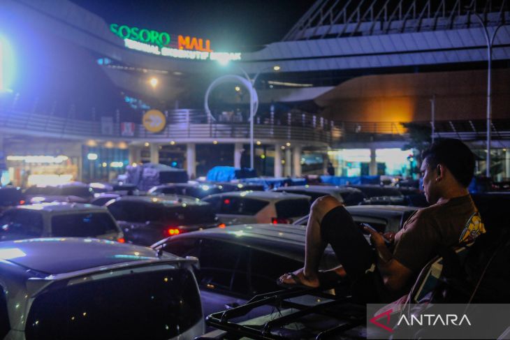 Arus mudik kendaraan di Pelabuhan Merak mulai ramai