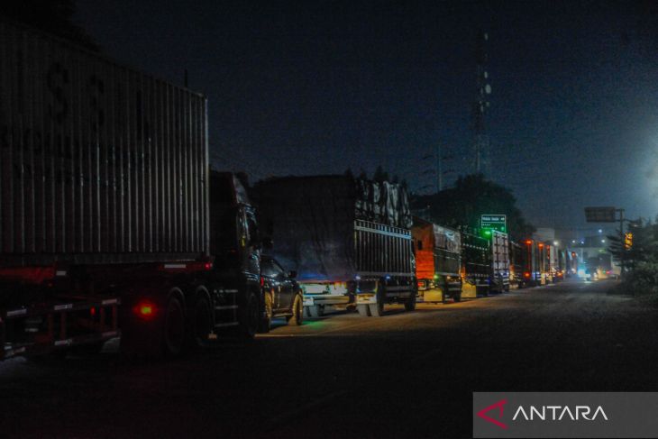 Macet akibat pengalihan arus mudik Merak