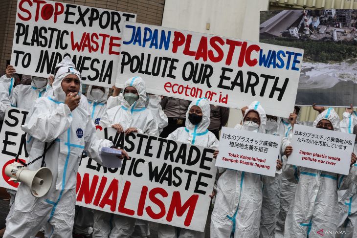 Aksi aktivis lingkungan di depan Konjen Jepang