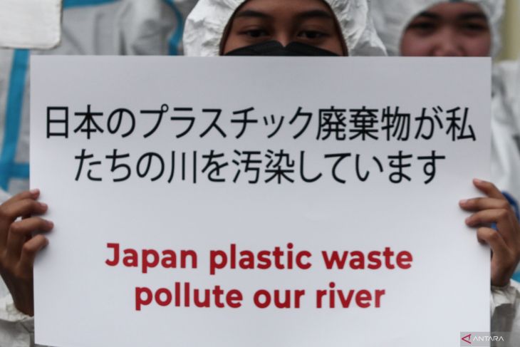 Aksi aktivis lingkungan di depan Konjen Jepang