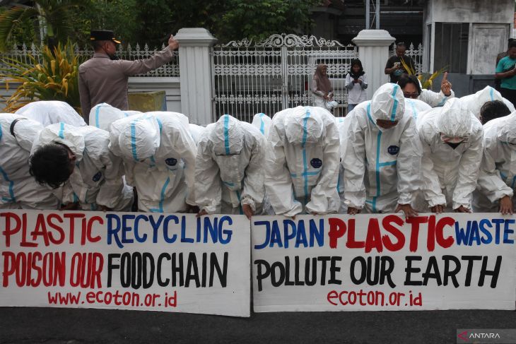 Aksi aktivis lingkungan di depan Konjen Jepang