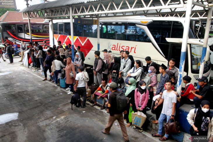 Volume penumpang di Terminal Purabaya