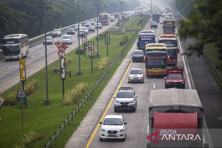 Sistem satu arah Tol Cipali terpantau ramai lancar