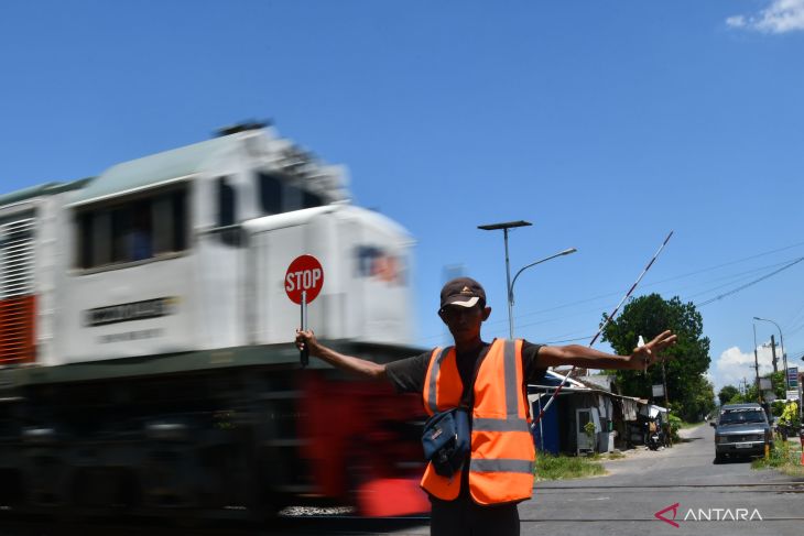 Relawan penjaga perlintasan KA di Madiun