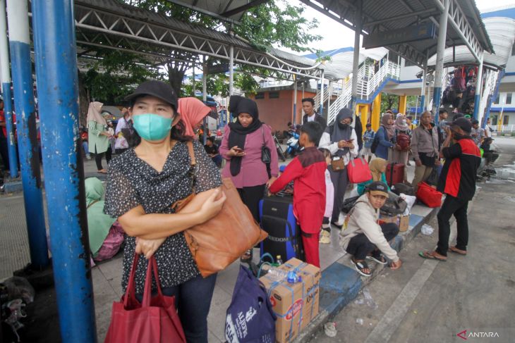 Jumlah penumpang arus mudik di Terminal Purabaya