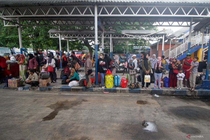Jumlah penumpang arus mudik di Terminal Purabaya