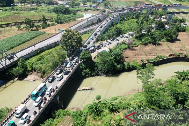 Kendaraan pemudik memadati Jalur tengah menuju Purwokerto