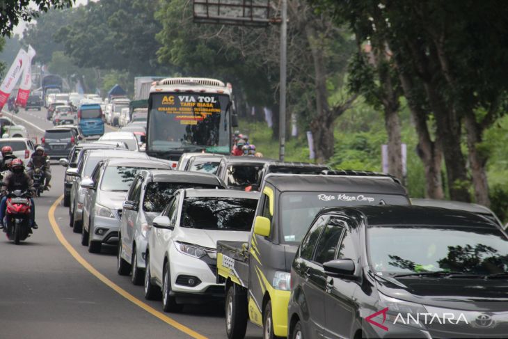 Kepadatan lalu lintas akibat perlintasan KA di Jombang