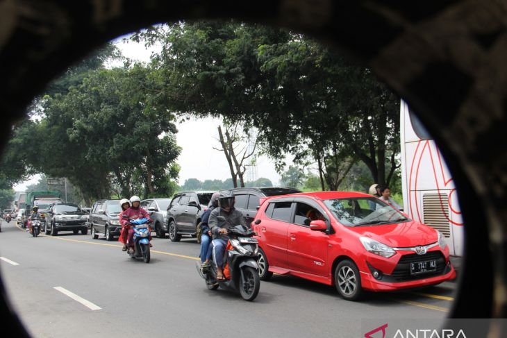 Kepadatan lalu lintas akibat perlintasan KA di Jombang