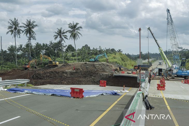 Perbaikan ruas jalan tol Bocimi