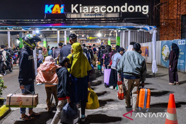 Puncak arus mudik kereta api di Bandung