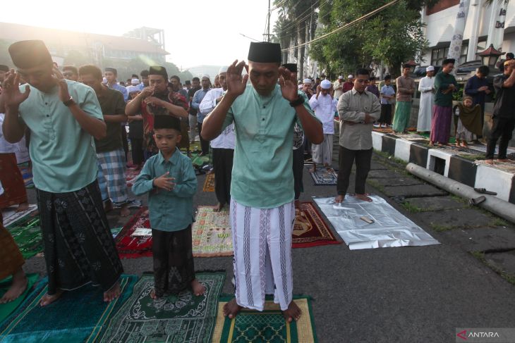 Shalat Idul Fitri di Surabaya