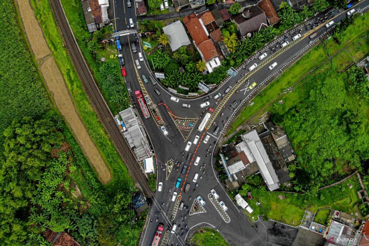 Kemacetan di Simpang Tiga Mengkreng Kediri