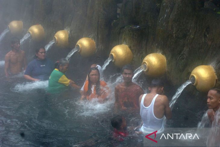 Mandi air panas Pancuran 13 di objek wisata Guci