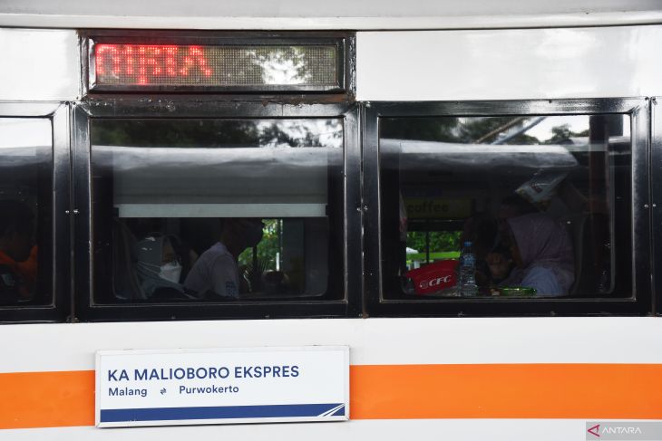 Penumpang arus balik KA di Madiun