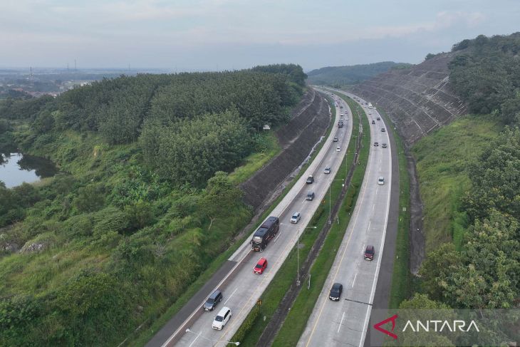 Pemberlakuan sistem satu arah di Tol Trans Jawa