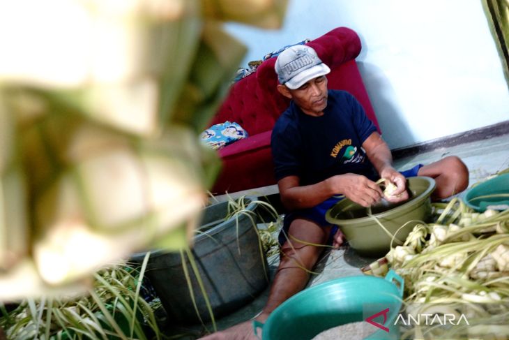 Produksi ketupat di Jombang meningkat