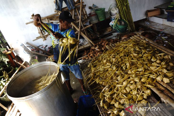 Produksi ketupat di Jombang meningkat