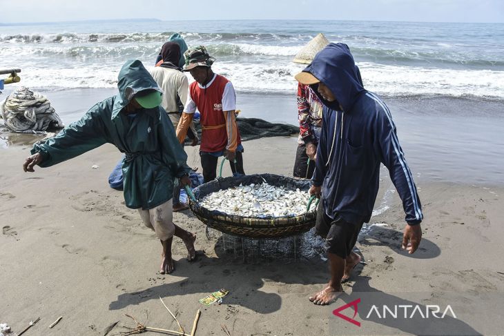 Implementasi program ekonomi biru untuk nelayan