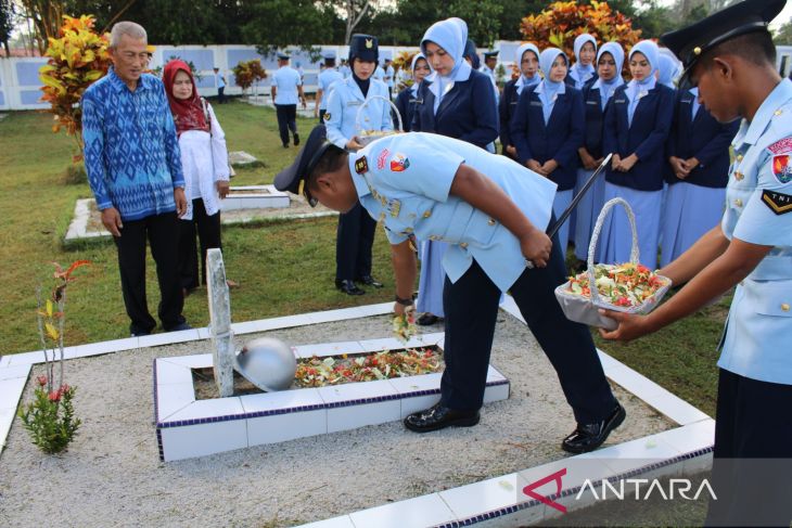 Peringati HUT ke-78 TNI AU, Danlanud ASH Ziarah dan Tabur Bunga ke Taman Makam Pahlawan