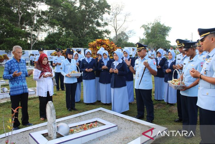 Peringati HUT ke-78 TNI AU, Danlanud ASH Ziarah dan Tabur Bunga ke Taman Makam Pahlawan